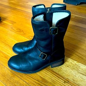 Lightly worn insulated UGG boots on great shape.